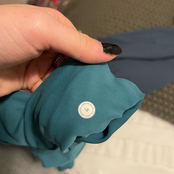 Teal Lululemon leggings with pockets (perfect condition) - Picture 5 of 5